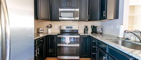 Réfrigérateur, four à micro-ondes, un four, surface de cuisson