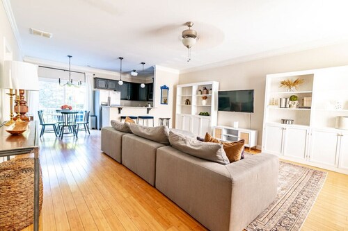 Cheerful 3-Bedroom Townhouse with King Bed