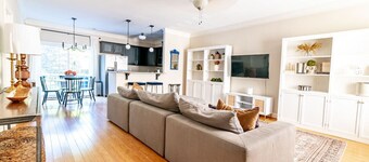 Cheerful 3-Bedroom Townhouse with King Bed