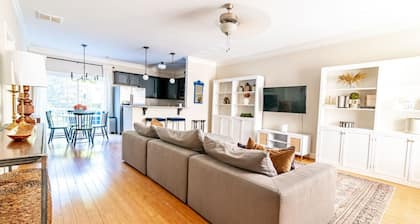 Cheerful 3-Bedroom Townhouse with King Bed