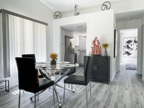 Dining - Modern Condo With Stunning Mountain and Pool Views-centrally located!!! (Palm Springs)