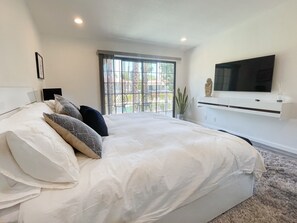 2 bedrooms, iron/ironing board, WiFi, bed sheets - Modern Condo With Stunning Mountain and Pool Views-centrally located!!! (Palm Springs)
