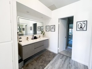Shower, hair dryer, towels, soap - Modern Condo With Stunning Mountain and Pool Views-centrally located!!! (Palm Springs)