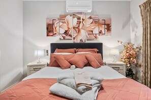 3 slaapkamers, een strijkplank/strijkijzer, wifi, beddengoed