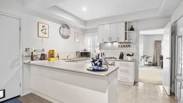 Frigorífic, microones, forn i placa de cuina