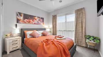 3 bedrooms, iron/ironing board, WiFi, bed sheets