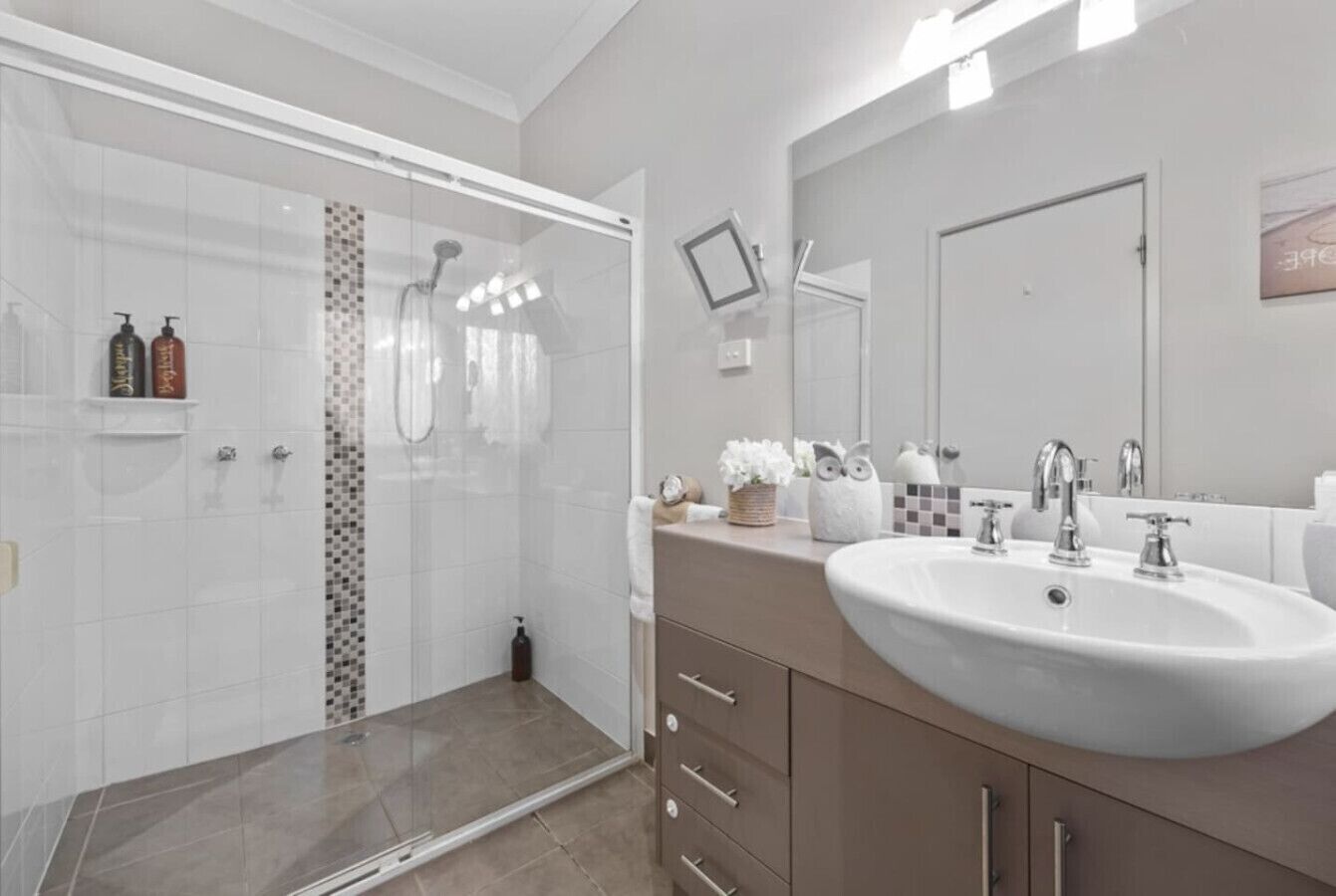Combined shower/bathtub, hair dryer