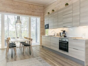 Kühlschrank, Mikrowelle, Geschirrspüler, Kochgeschirr/Geschirr/Besteck
