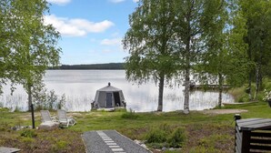 A lakeside cabin with a dock, surrounded by trees and a clear view of the lake. - Lystikämän elämys by Interhome (Rovaniemi)