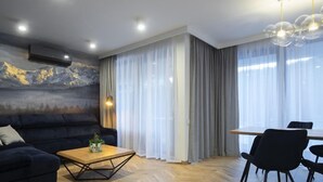 Ein modernes Wohnzimmer mit einer Couch, einem Couchtisch und einem Essbereich.