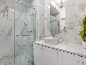 ヘアドライヤー、タオル