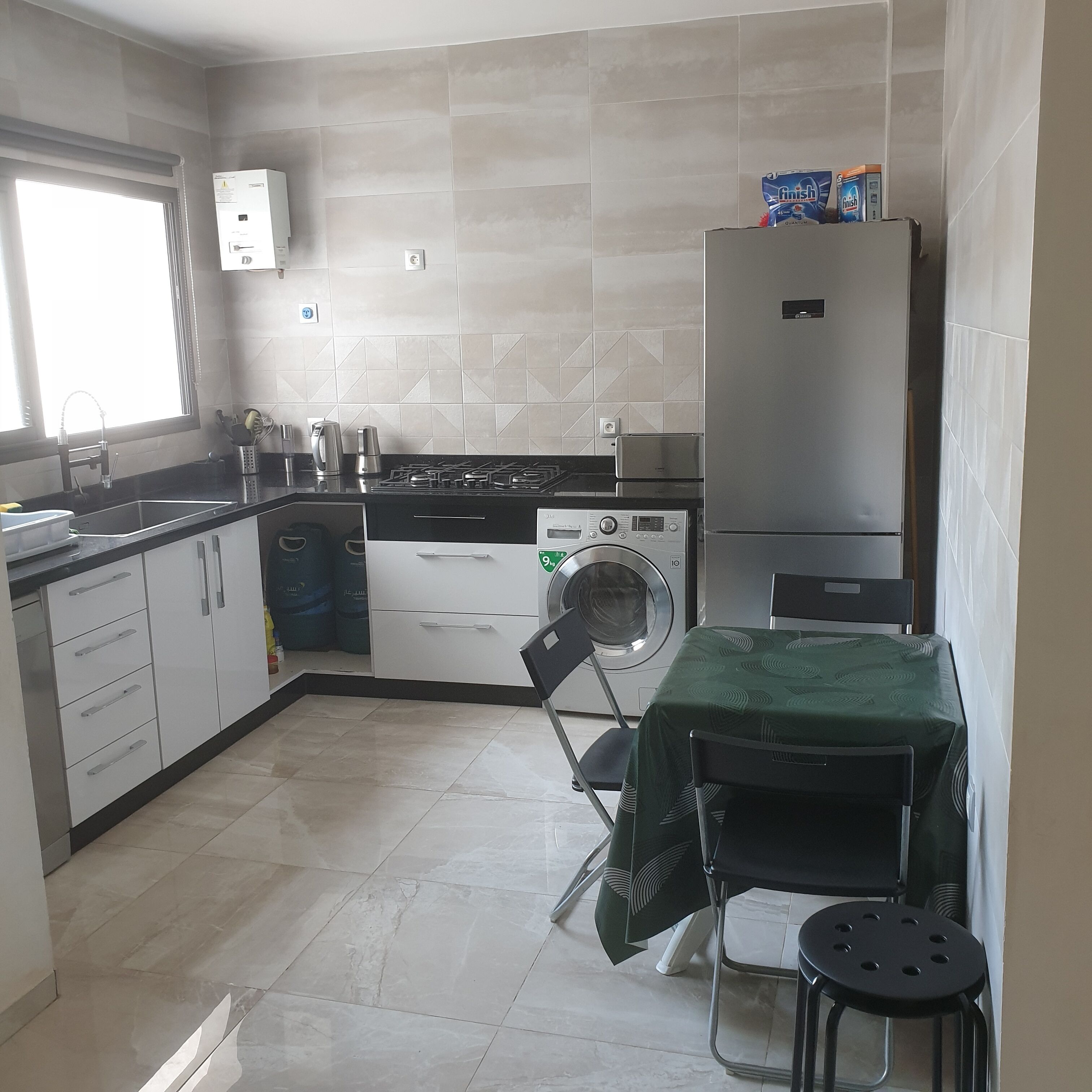 ثلاجة، موقد طهي مسطح، غسالة أطباق، مستلزمات طهي/أطباق/أوعية