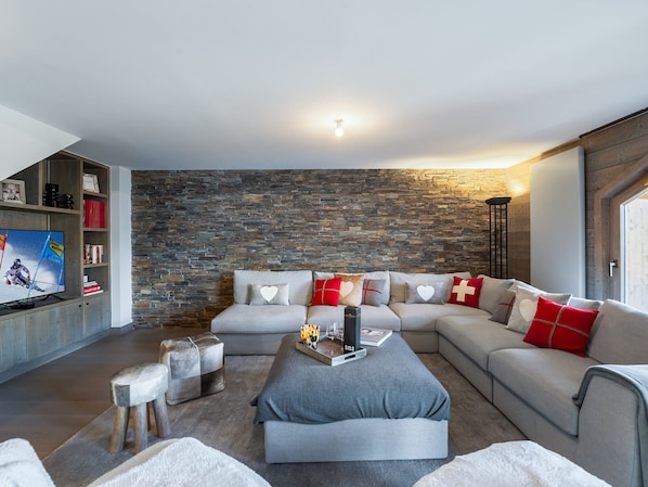 TV, fireplace