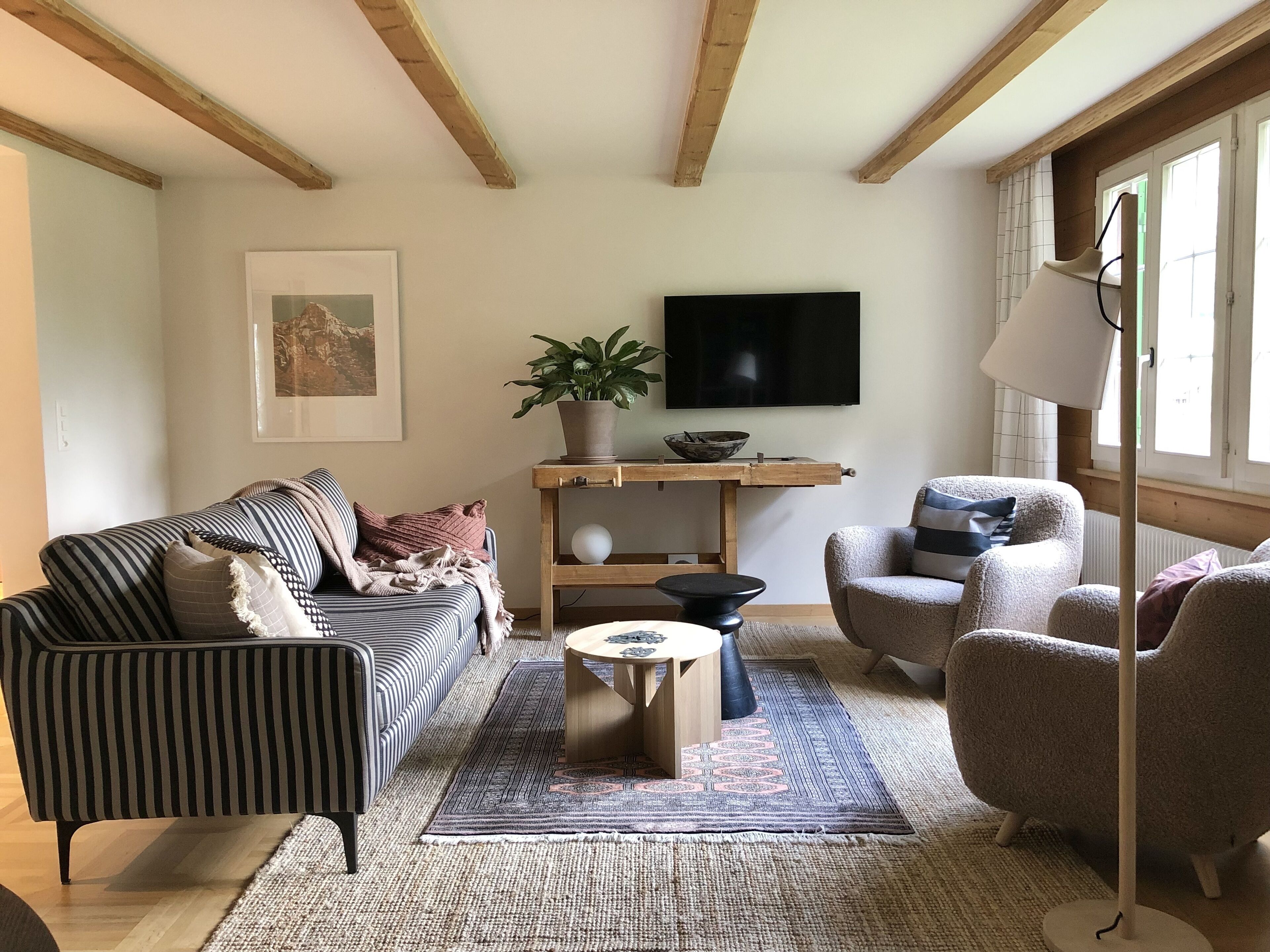 Waterfall Views   Stylish Design  Big Comfy Bed - Mürren