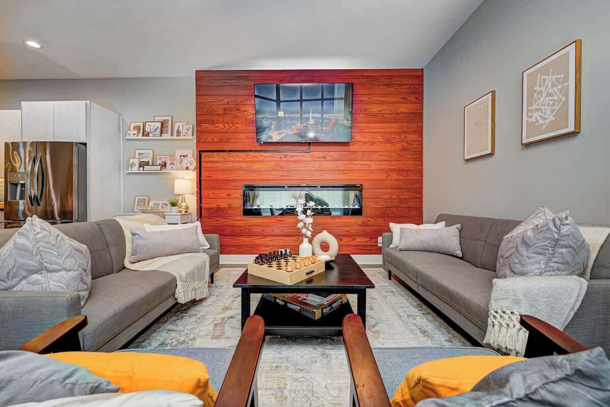 TV, fireplace, offices