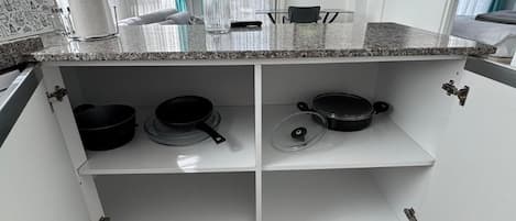 Apartamento estándar | Cocina privada | Frigorífico grande, horno, placa de cocina y lavavajillas