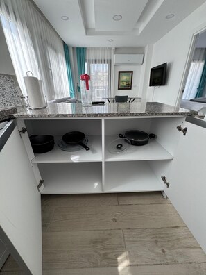 Departamento estándar | Cocina privada | Refrigerador con congelador, horno, parrilla de estufa y lavavajillas 