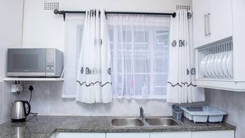 冰箱、微波炉、烤箱、炉灶