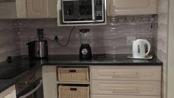 Een koelkast, een microgolfoven, een oven