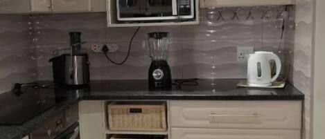 Réfrigérateur, micro-ondes, four