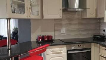 Een koelkast, een microgolfoven, een oven