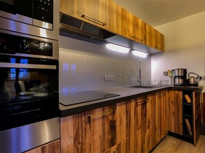 雪櫃、微波爐、焗爐、洗碗機