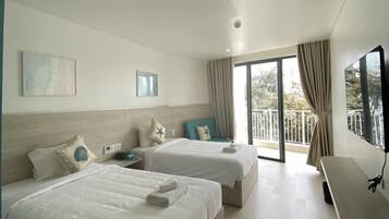 Superior Twin Room | Minibar, individually decorated, individually furnished, desk