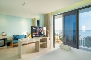 Suite, 1 très grand lit, vue mer | Minibar, coffres-forts dans les chambres, décoration personnalisée