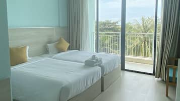 Deluxe-Zweibettzimmer, Balkon, Meerblick | Minibar, individuell dekoriert, individuell eingerichtet, Schreibtisch