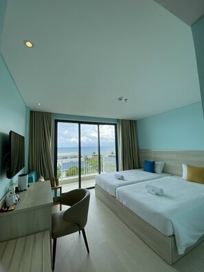 Habitación Deluxe con 2 camas individuales, balcón, vistas al mar | Minibar, decoración individual, mobiliario individual y escritorio
