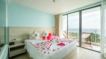 Luxury Studio Suite | Minibar, individually decorated, individually furnished, desk