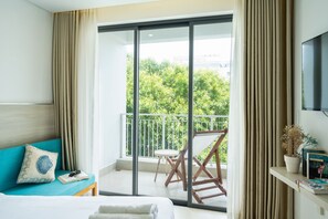 Habitación superior con 2 camas individuales | Minibar, decoración personalizada, muebles diferentes y escritorio 