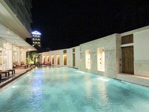 Una piscina al aire libre