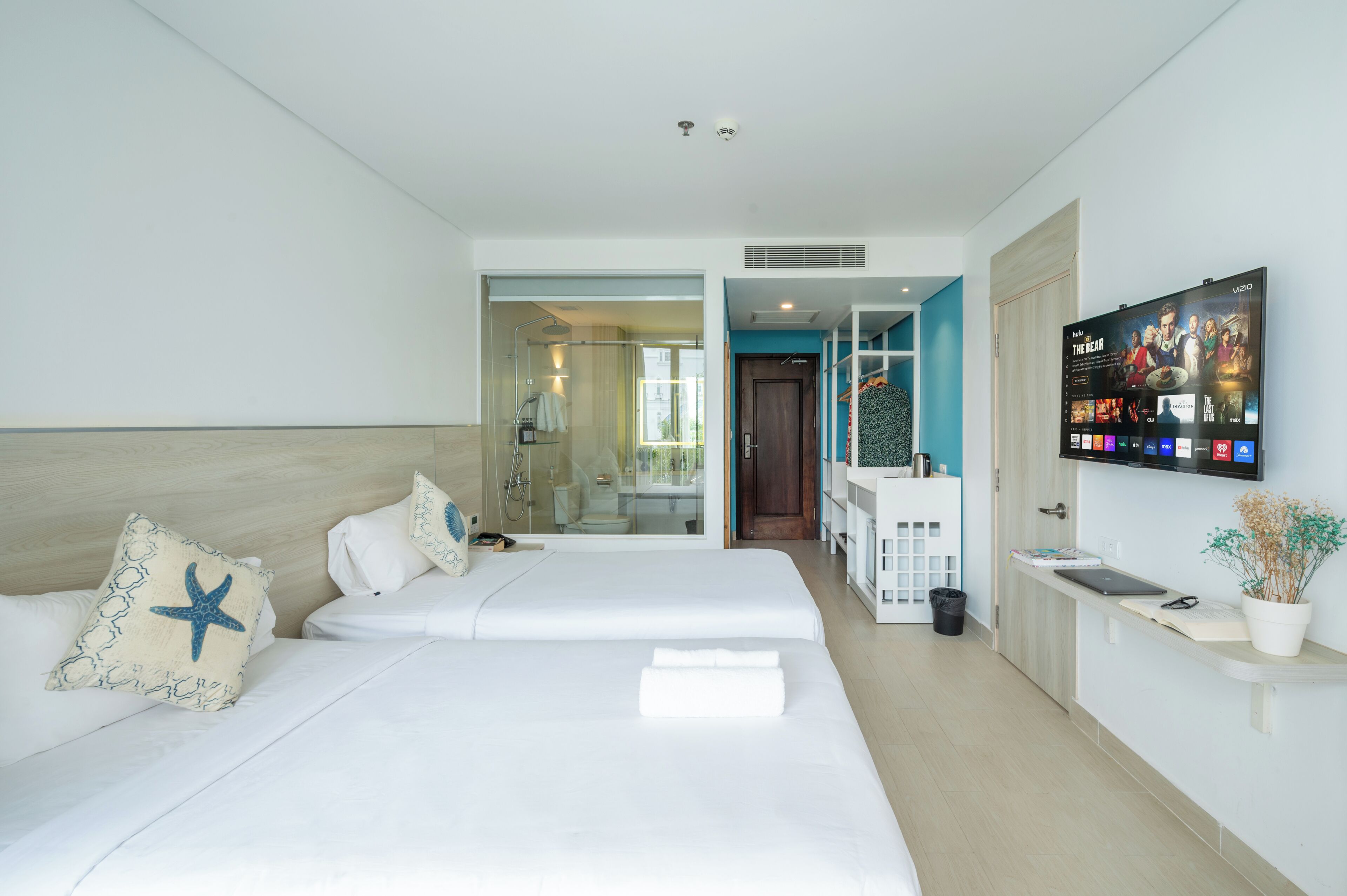 Superior Room, 2 Twin Beds, Garden View | Minibar, individually decorated, individually furnished, desk