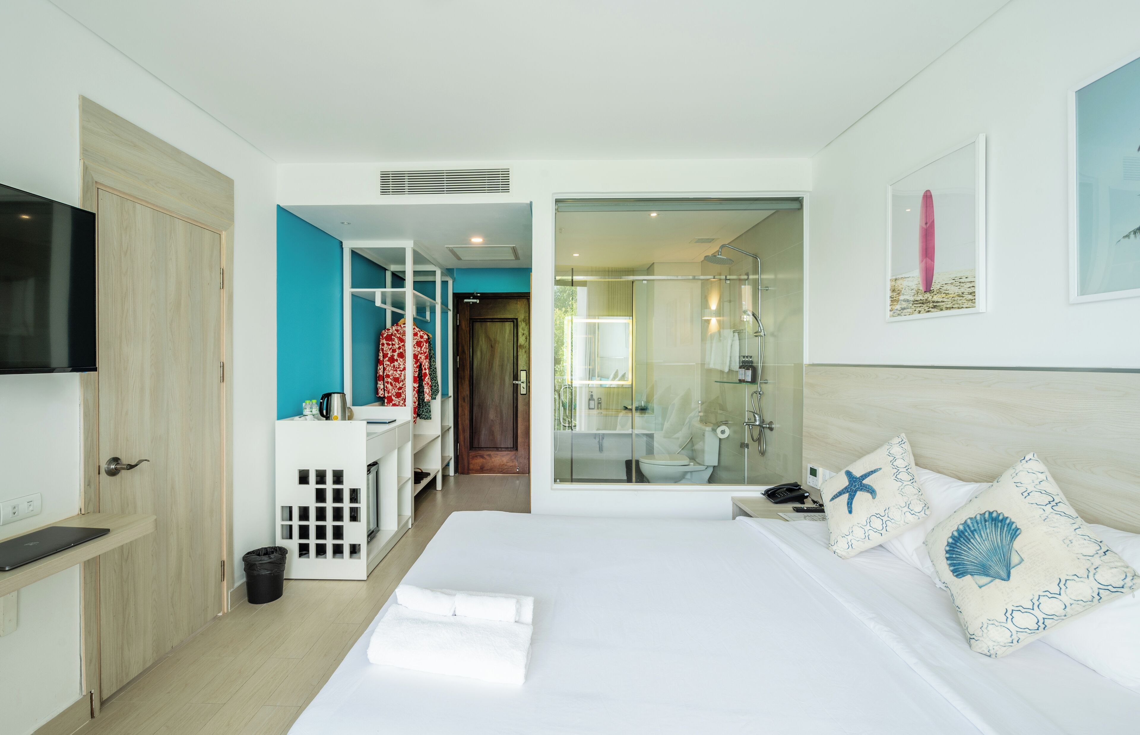 Standard Room, 1 Queen Bed, Garden View | Minibar, individually decorated, individually furnished, desk