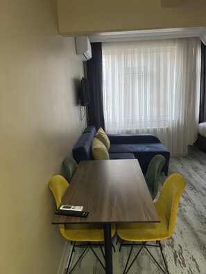 Standard-Vierbettzimmer | Schreibtisch, laptopgeeigneter Arbeitsplatz, kostenloses WLAN