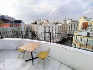 Standard-Doppelzimmer, 1 King-Bett, Stadtblick | Terrasse/Patio