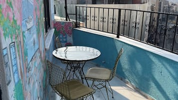 Chambre Double Standard, 1 trĂšs grand lit, vue ville | Terrasse/Patio