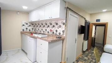 Chambre Standard avec lits jumeaux | Cuisine privée | Mini réfrigérateur, serviettes en papier