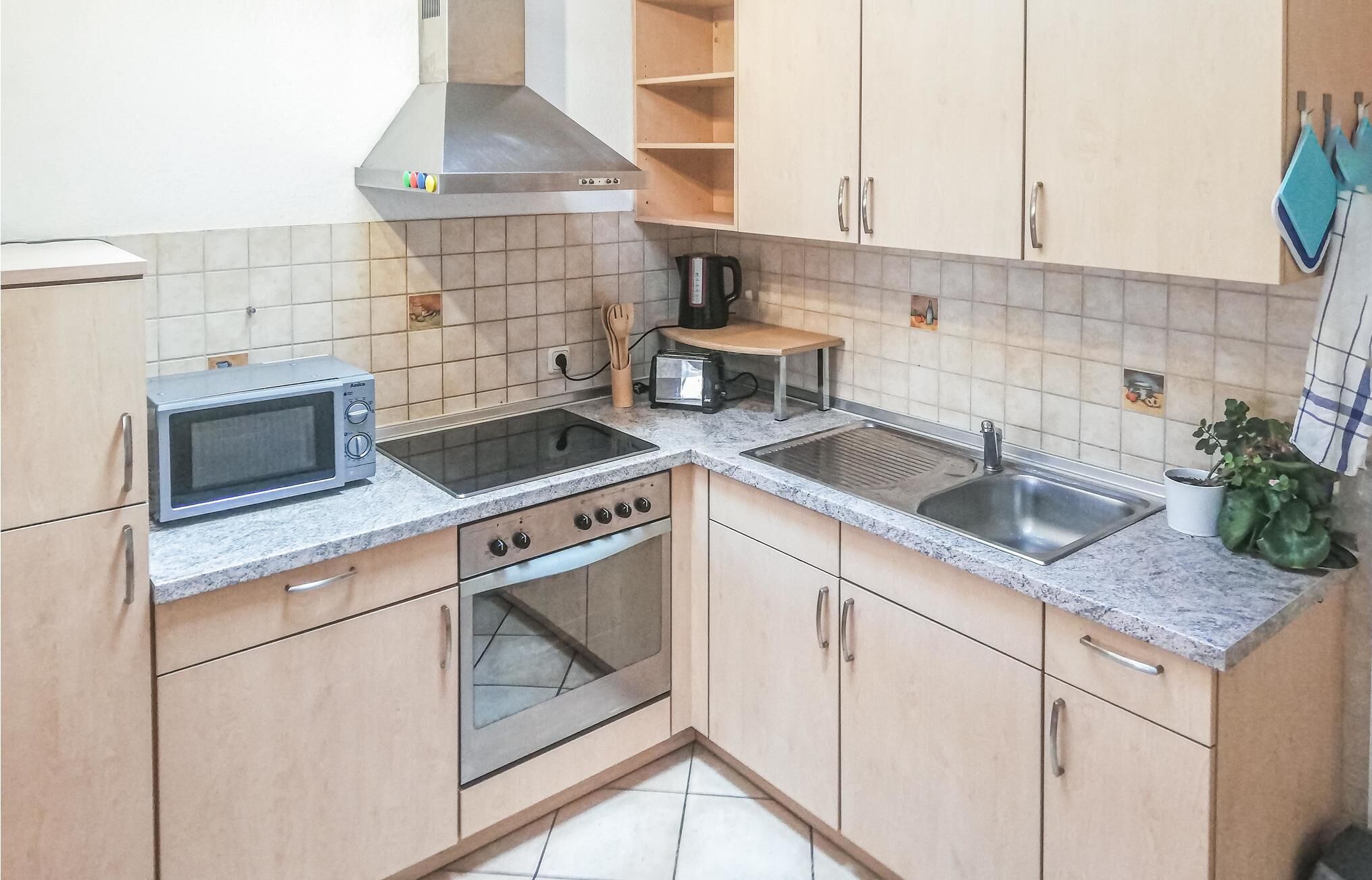 Kühlschrank, Herdplatte, Wasserkocher mit Kaffee-/Teezubehör