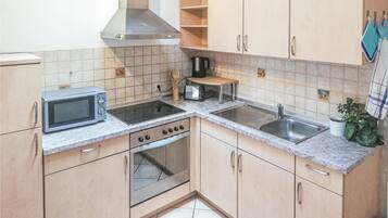 Kühlschrank, Herdplatte, Wasserkocher mit Kaffee-/Teezubehör