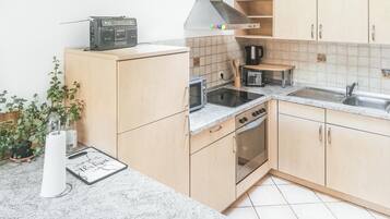 Kühlschrank, Herdplatte, Wasserkocher mit Kaffee-/Teezubehör