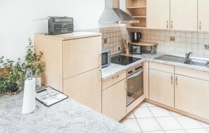 Kühlschrank, Mikrowelle, Herdplatte, Wasserkocher mit Kaffee-/Teezubehör