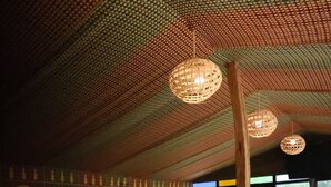 Un ristorante con soffitti alti, pareti decorate e arredi tradizionali.