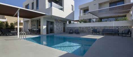 Piscina externa, espreguiçadeiras