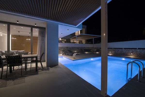 Outdoor pool, pool loungers