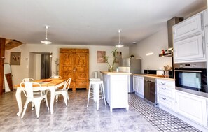Kylskåp, mikrovågsugn, spishäll och diskmaskin
