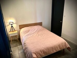 1 chambre, fer et planche Ă repasser, Wi-Fi gratuit, draps fournis