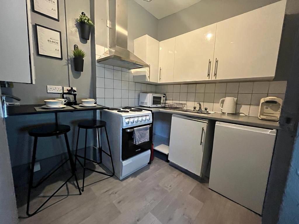 Four, plaque de cuisson, cafetière/bouilloire, bouilloire électrique