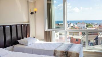 Phòng 2 giường đơn tiện nghi đơn giản | Bộ đồ giường cao cấp, minibar, bàn